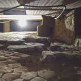 L�odore pungente di umido avvolge l�ipogeo illuminato da timide luci

